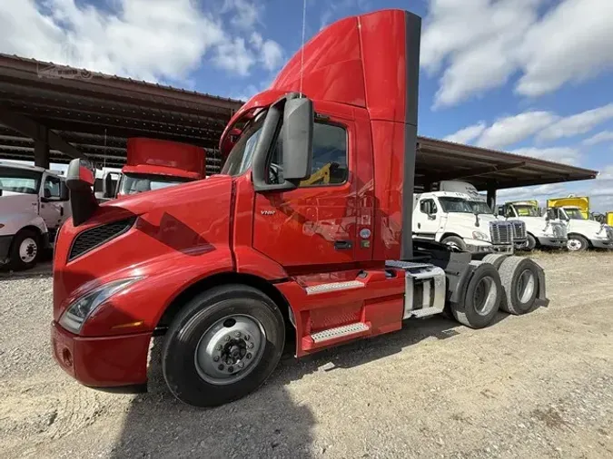 2021 VOLVO VNR64T300
