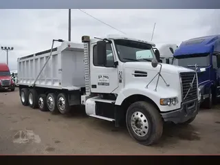 2016 VOLVO VHD64FT200