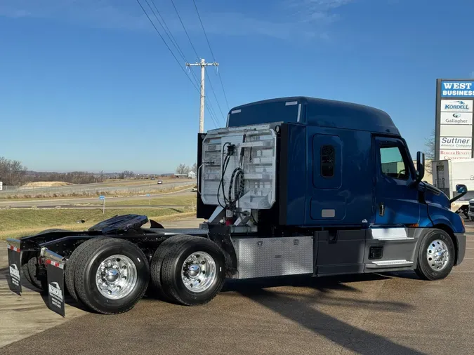 2021 FREIGHTLINER Cascadia 126