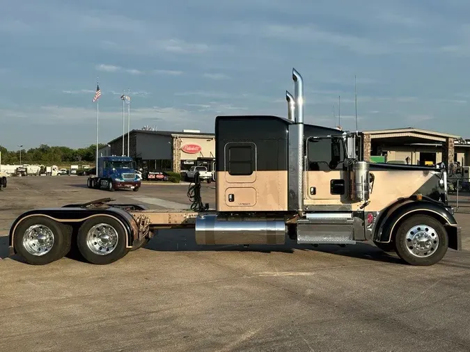 2022 Kenworth W900