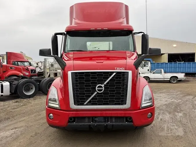 2022 VOLVO VNR64T300