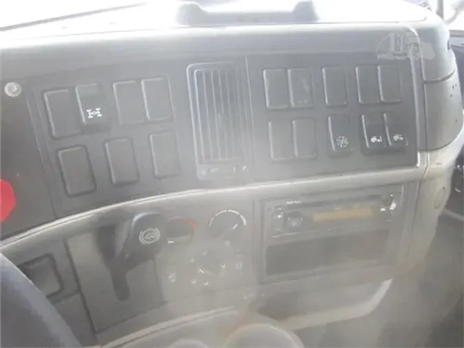 2012 VOLVO VNL64T670