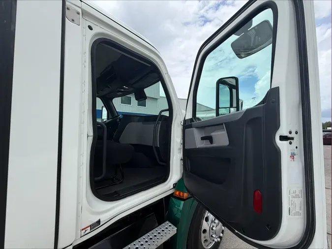 2021 Freightliner Cascadia 126