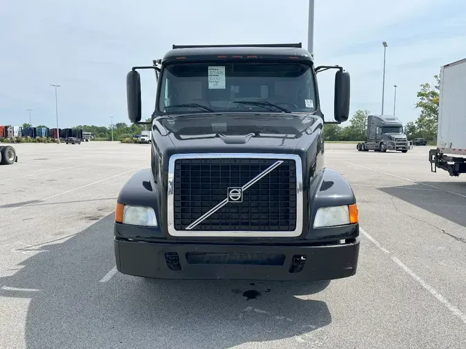 2005 VOLVO VNM