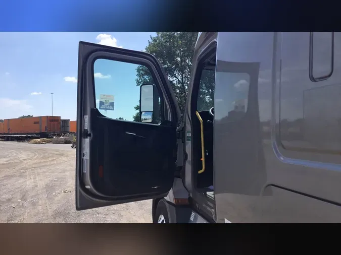 2025 Freightliner Cascadia 126