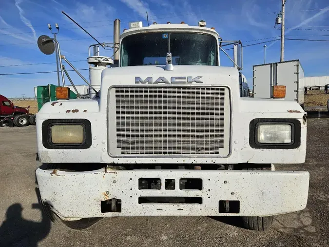 2000 MACK RD688S