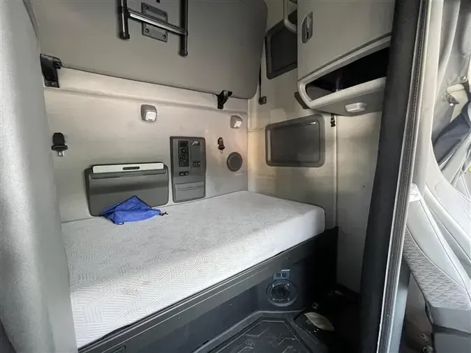 2021 VOLVO VNL760
