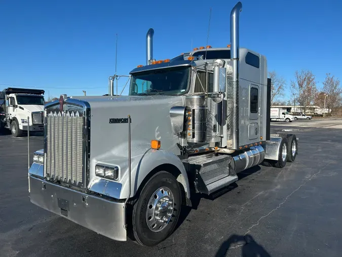 2021 Kenworth W900