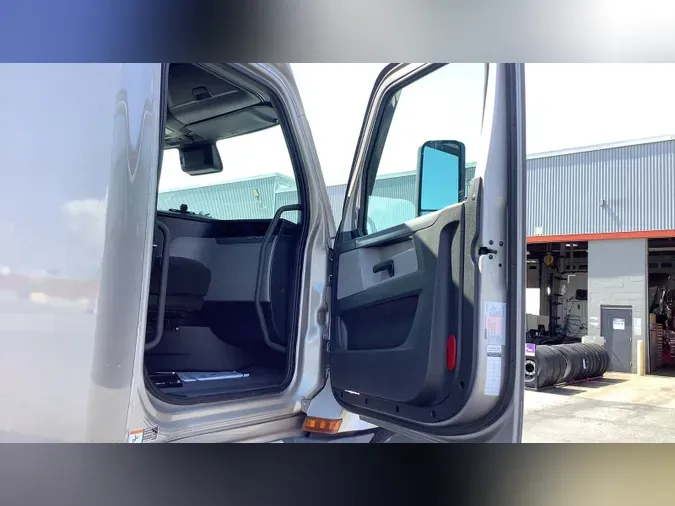2022 Freightliner Cascadia 126