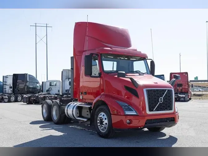 2022 VOLVO VNR64T300