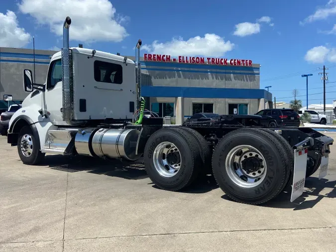 2025 Kenworth T880