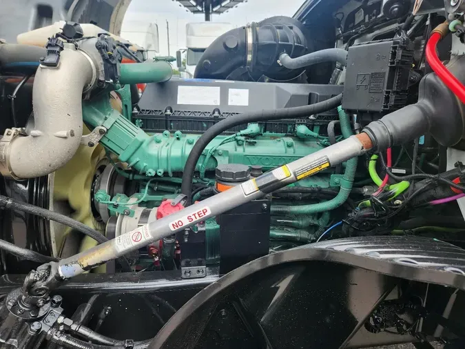 2023 VOLVO VNL64T740
