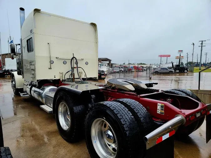 2023 Peterbilt 389