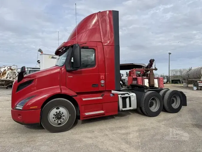 2021 VOLVO VNR64T300