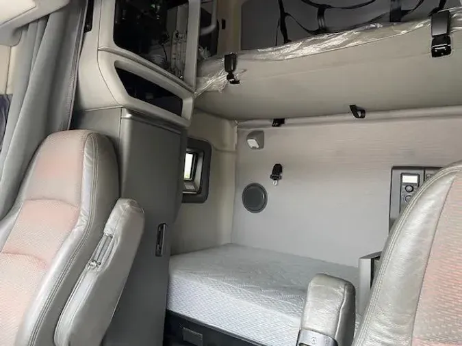 2022 Volvo VNL64T760