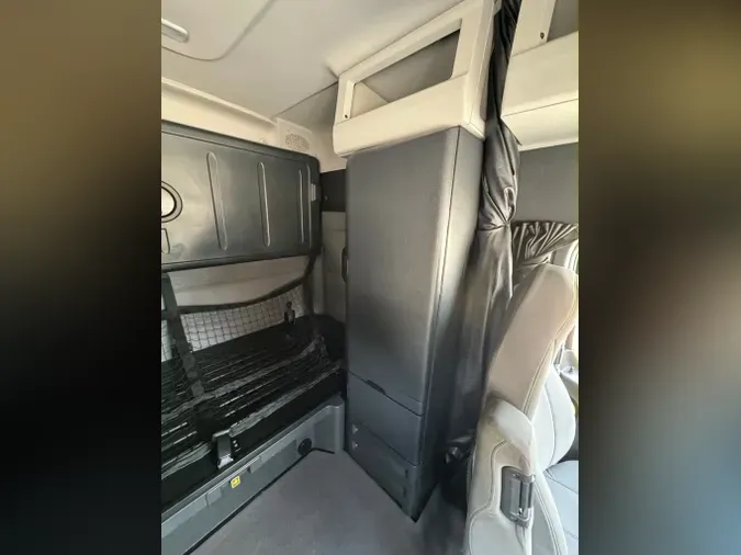 2021 FREIGHTLINER Cascadia 126