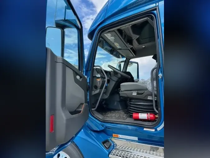 2025 VOLVO VNL64T860