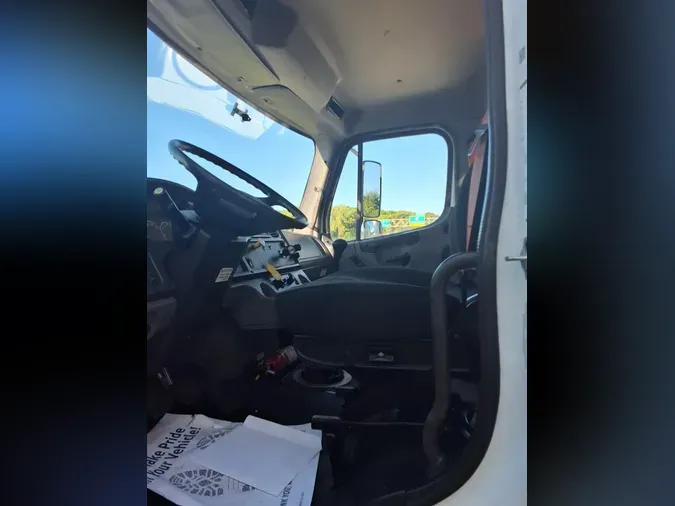 2017 FREIGHTLINER M2 106
