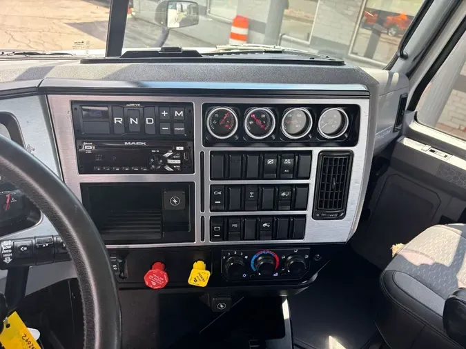 2020 MACK AN64T