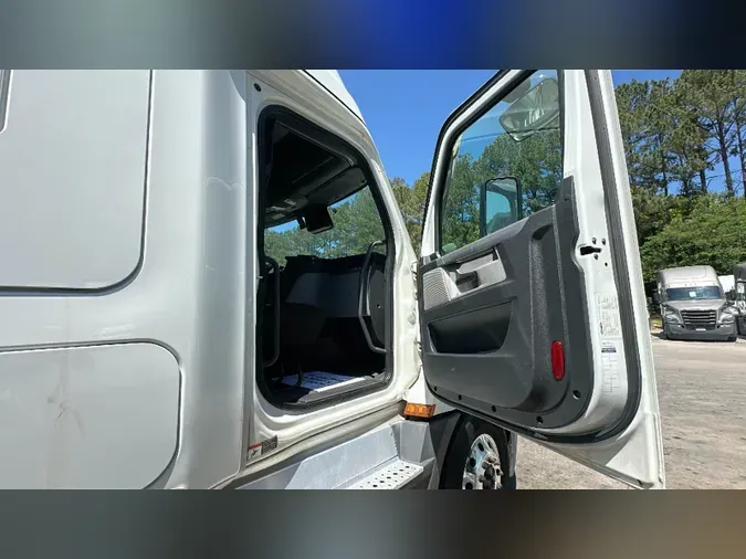 2021 Freightliner Cascadia 126