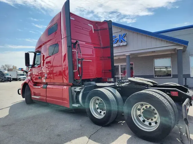 2022 VOLVO VNL64T760