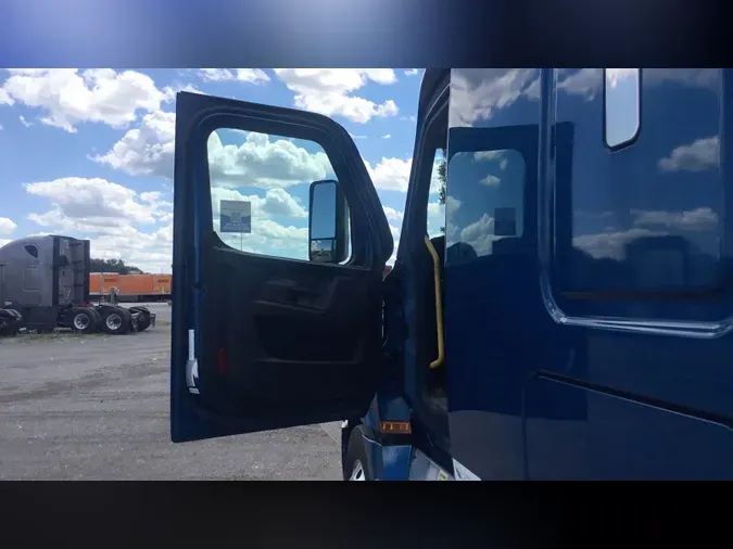 2023 Freightliner Cascadia 126