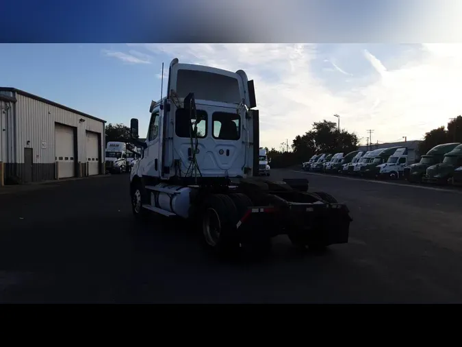 2020 Freightliner Cascadia 126b3292f757a0355345ca2f3aea0ee15cb