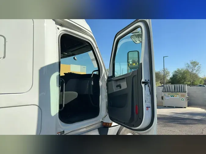 2020 Freightliner Cascadia 126