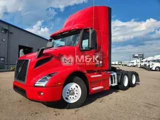 2020 VOLVO VNR64T300