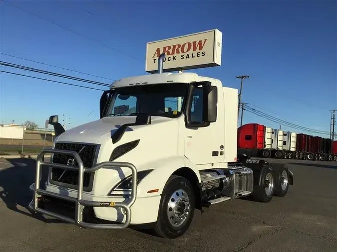 2022 VOLVO VNR300