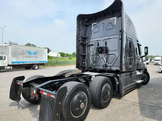 2021 FREIGHTLINER Cascadia 126