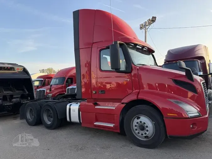 2022 VOLVO VNR64T300