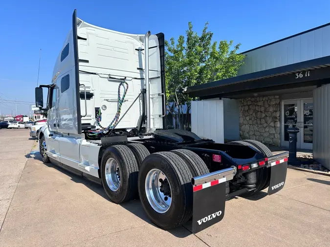 2025 VOLVO VNL64T760