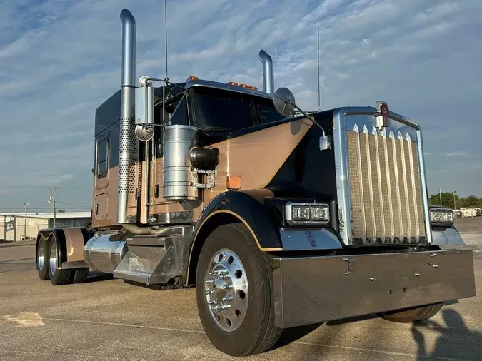 2022 Kenworth W900