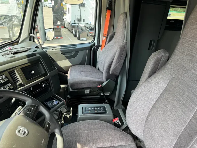 2019 VOLVO VNL64T760