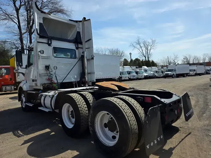 2019 VOLVO VNL64T-300