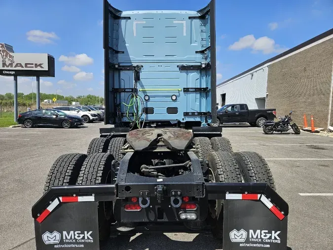 2025 VOLVO VNL64TV04