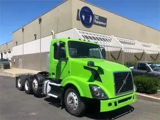 2017 VOLVO VNL84T300