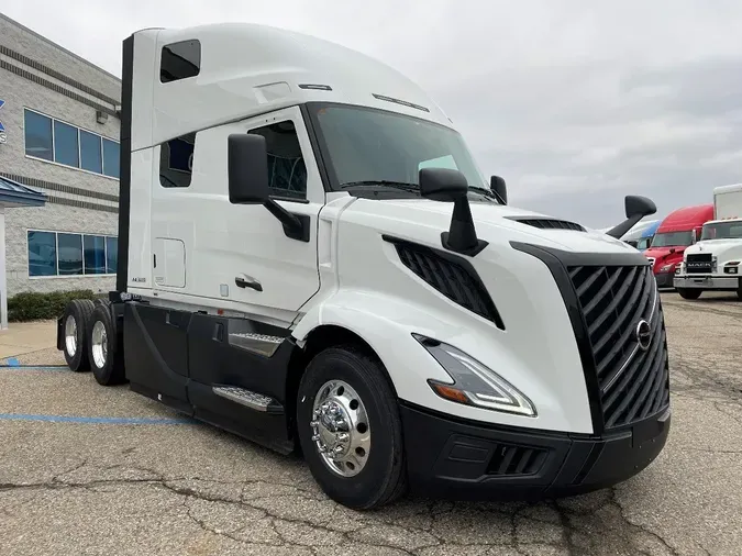 2025 VOLVO VNL64T660