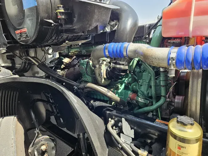 2020 VOLVO VNL64T760