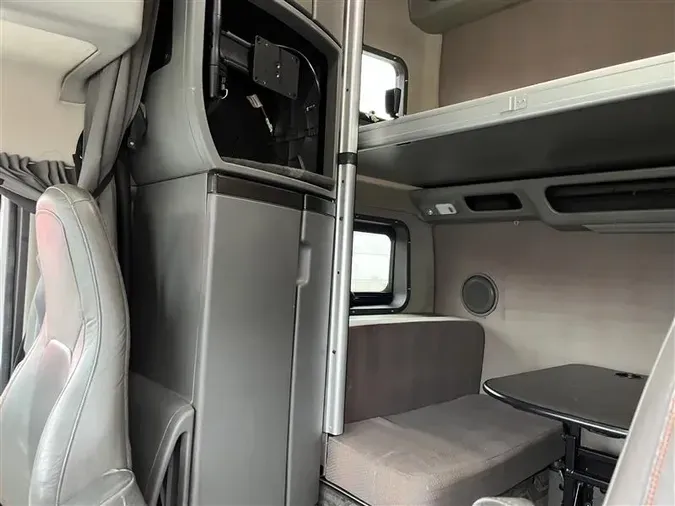 2020 VOLVO VNL860