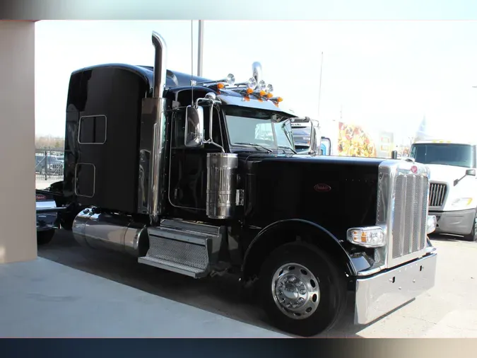 2023 Peterbilt 389