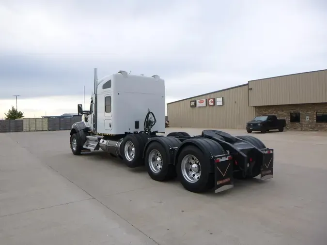 2021 Kenworth W990