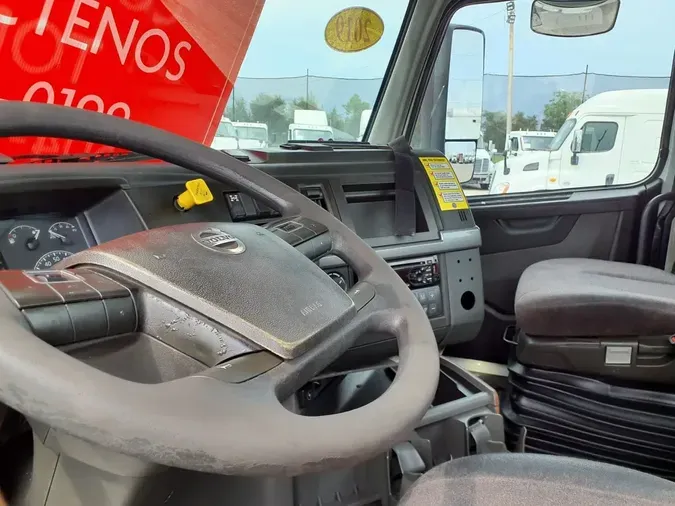 2019 VOLVO VNL64T-300