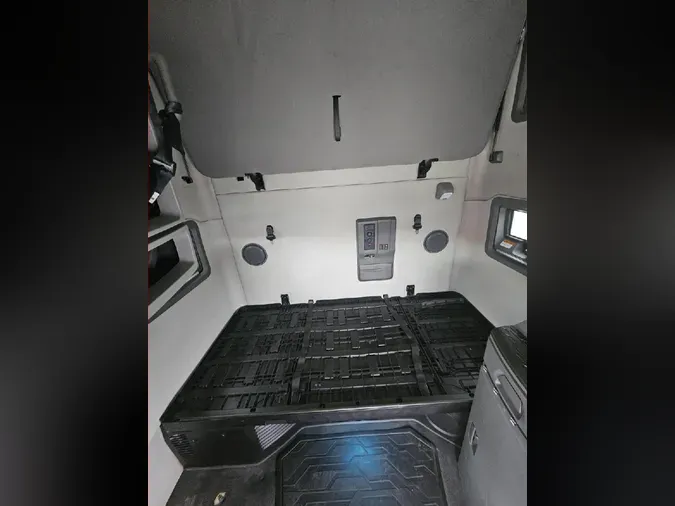 2021 VOLVO VNL64T760