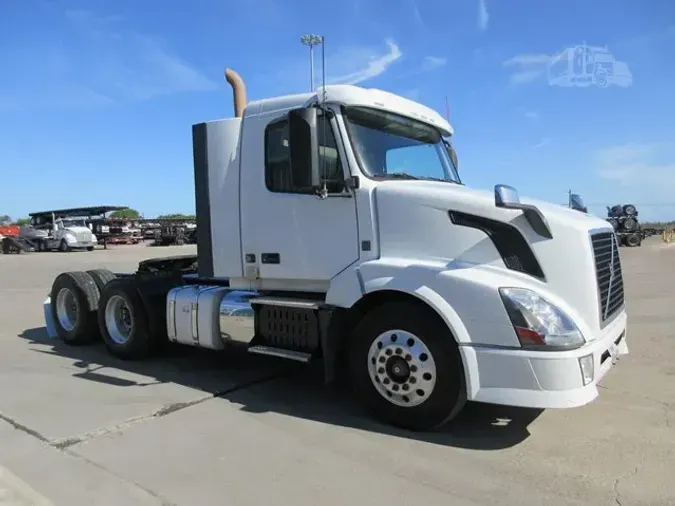 2015 VOLVO VNL64T300
