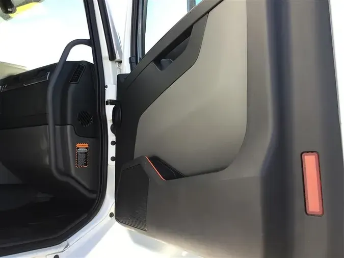 2021 VOLVO VNL760