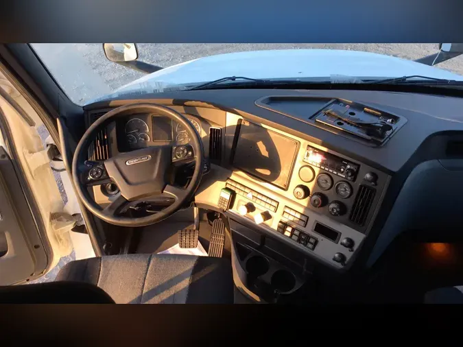 2022 Freightliner Cascadia 126