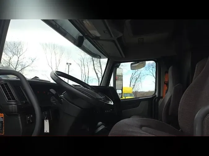 2022 VOLVO VNL64T860