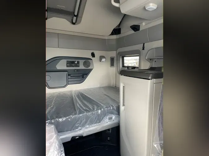 2026 VOLVO VNL64T860